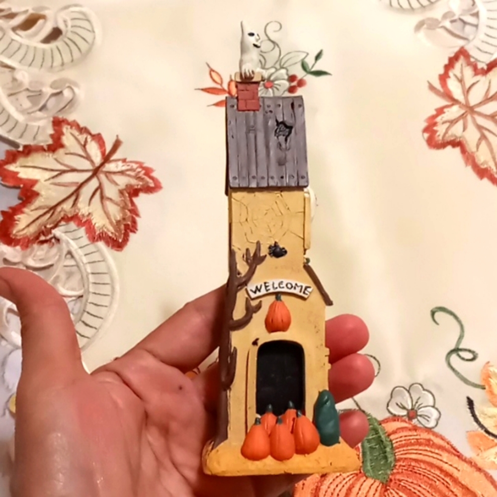 HALLOWEEN VILLAGE FIGURINE